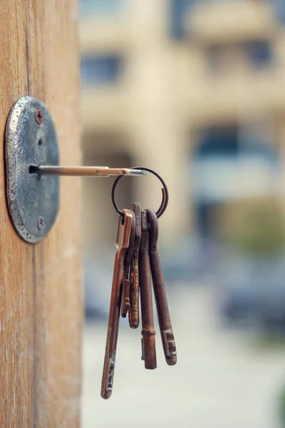 Set de llaves viejas en el ojo de la cerradura —  Fotos de Stock
