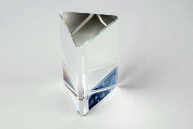 Beyaz Arkaplanda Cam Prizma 