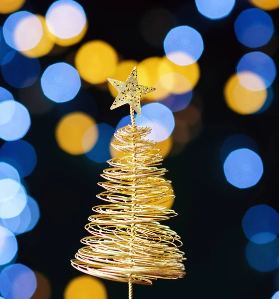 Kleiner goldener Draht-Weihnachtsbaum. Mini-Weihnachtsbaum mit Bokeh — Stockfoto