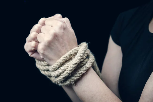 Manos Una Mujer Víctima Atadas Con Una Cuerda Áspera Fondo — Foto de Stock