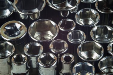 Çeşitli boyutlarda metal anahtar başları yakın plan. İngiliz anahtarı başlıkları koleksiyonu