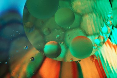 Kırmızı, yeşil, turuncu ve mavi renklerin gradyanı olan renkli soyut arkaplan, soyut su kabarcıkları arka planında yağ damlaları