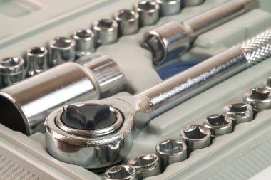 Priz anahtarının ayrıntıları ve alet kutusundaki çeşitli anahtar başlıkları