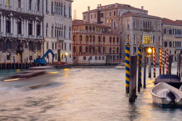 Motorboat Motion Grand Canal Wit Facades Traditional Venetian Houses Background — Stock Photo, Image