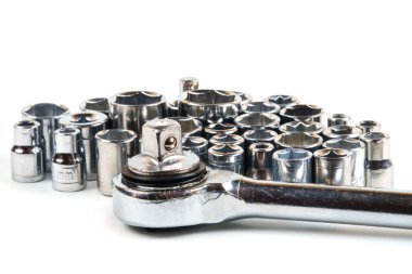 Soket anahtarı ve çeşitli anahtar başları beyaz bir yüzeye yakın çekim