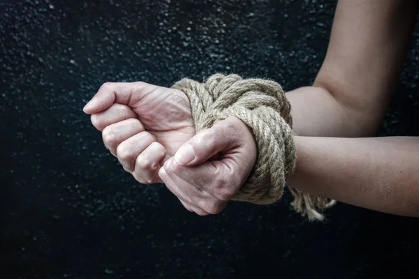 Manos Una Mujer Víctima Atadas Con Una Cuerda Áspera Fondo — Foto de Stock