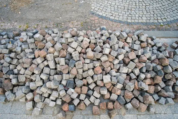 通りに屋外舗装タイルを作るための色の天然石のキューブ — ストック写真