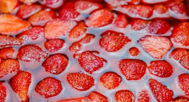 Meyve jölesiyle taze çilek ve seçici bir odak ile tatlıyı kapat.