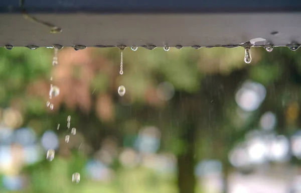 水滴在运动中模糊的天然雨底般的背景 雨滴从屋顶倾泻而出 选择性聚焦 — 图库照片