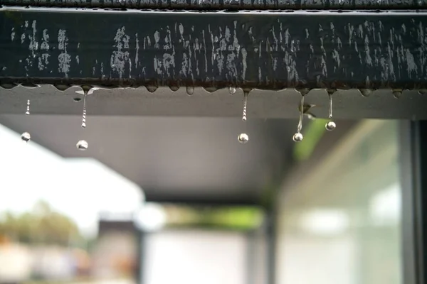 Gotas Lluvia Que Fluyen Desde Techo Parada Del Autobús Enfoque —  Fotos de Stock
