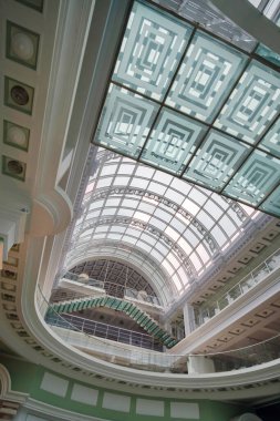 Geniş bir ışık binasının şeffaf cam tavanının görüntüsü 