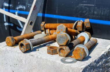 Eski paslı vida ve cıvatalar beton tezgahta yakın çekim