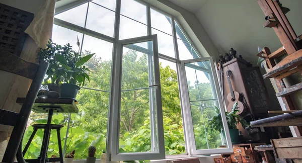 Lumière Soleil Regardant Travers Grande Fenêtre Avec Fond Arbres Verts — Photo