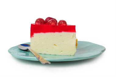 Taze çilek ve çilekli cheesecake parçası beyaz bir yüzey üzerinde klasik bir mercan tabakta.