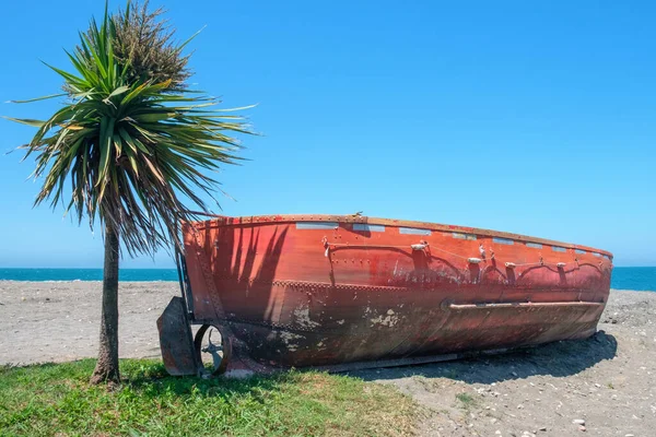 Old Red Vessel Boat Small Palm Tree Sandy Beach Blue — Stock Photo, Image