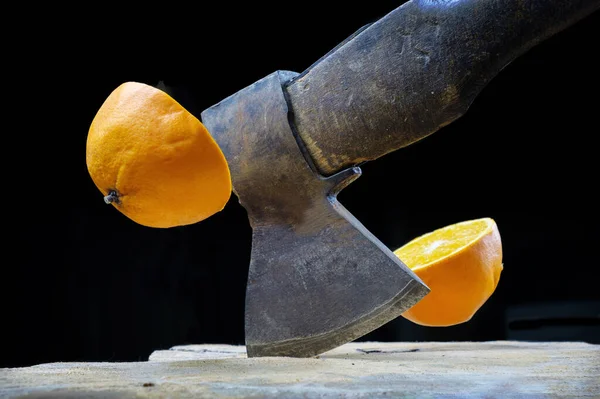 Hache Rouillée Tranchant Une Orange Deux Sur Planche Bois Fond — Photo