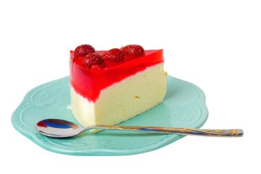 Taze çilek ve çilek jöleli porsiyon cheesecake beyaz arka planda izole edilmiş, eski bir plaka üzerinde.