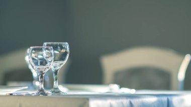 Restorandaki beyaz şarap bardakları boş, seçici odaklı.