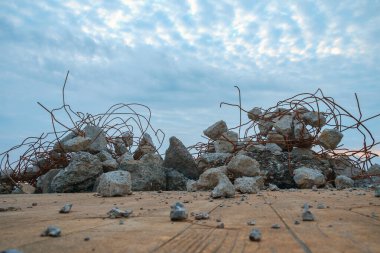 Bozuk beton, beton gökyüzü arkaplanlı inşaat demirinden ayrılmış.