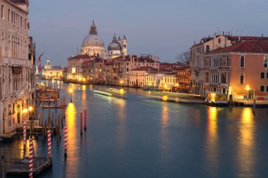 Büyük Kanal ve Bazilikası Santa Maria Della Selam gece görünümü