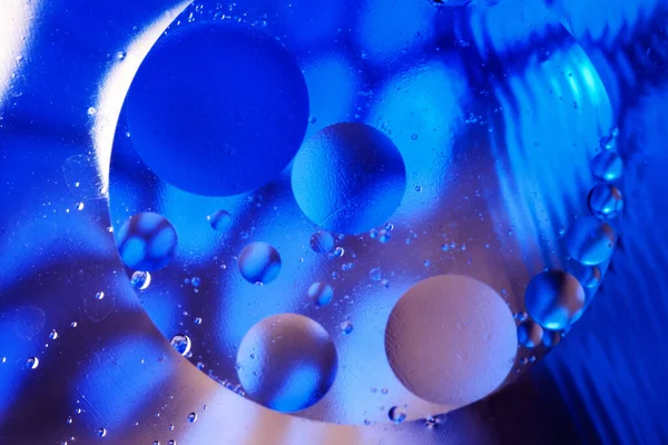 Абстрактный Фон Градиентом Синего Белого Цветов Капли Масла Воде Абстрактного — стоковое фото