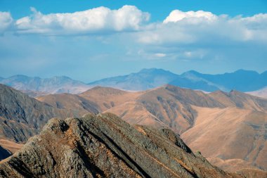 Güzel dağ manzarası mavi bulutlu gökyüzü arkaplanı
