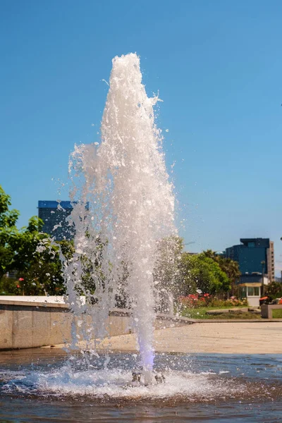 炎炎夏日 广场上一个喷泉的水花喷涌而出 — 图库照片