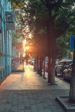 Güneşin doğduğu sokak ve kaldırım manzarası