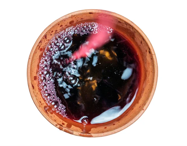 Een Rode Wijn Druipt Traditionele Georgische Kleibeker Bovenaanzicht Geïsoleerd Een — Stockfoto