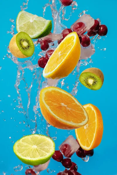 Taze meyve düşüşü. Limon dilimleri, portakal, limon, kivi ve kiraz. Havada taze su var. Uçan meyve kavramı. 
