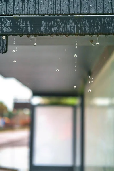 Gotas Lluvia Que Fluyen Desde Techo Parada Del Autobús Enfoque —  Fotos de Stock