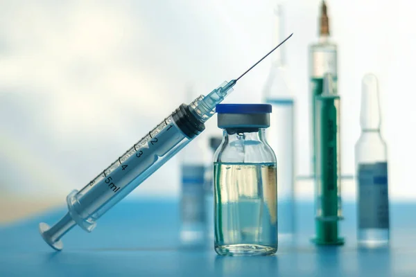 Ğne Şırınga Için Ilaç Şişesi Aşı Için Tıbbi Şişeler Seçici — Stok fotoğraf