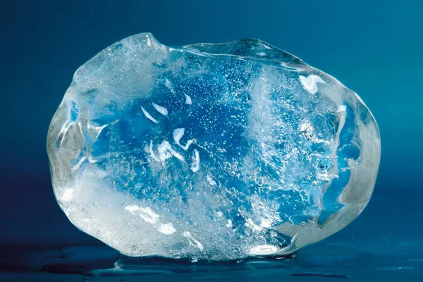 蓝色背景上一块抽象的冰 — 图库照片