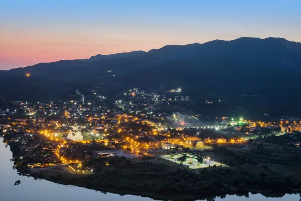 夜には川の近くにある古代の小さなライトアップされた町 ムツヘタ の空中風景 — ストック写真