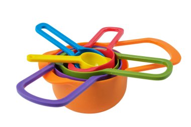 Beyaz arka planda izole edilmiş renkli plastik kaşık ya da konteynırlar