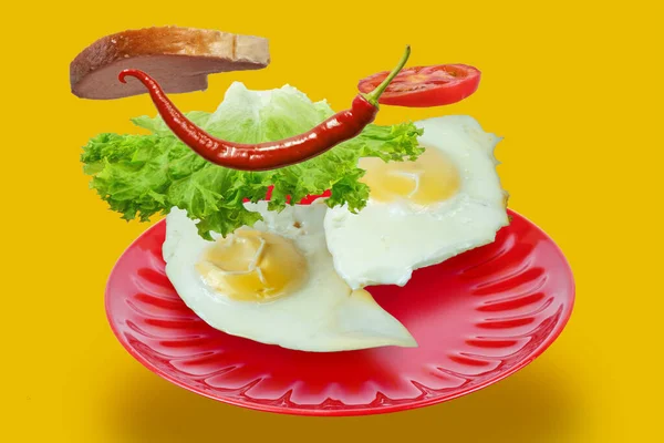 赤いプレートの上にパンと野菜のスライスと揚げ卵のサニーサイドアップ 朝食料理のコンセプト — ストック写真