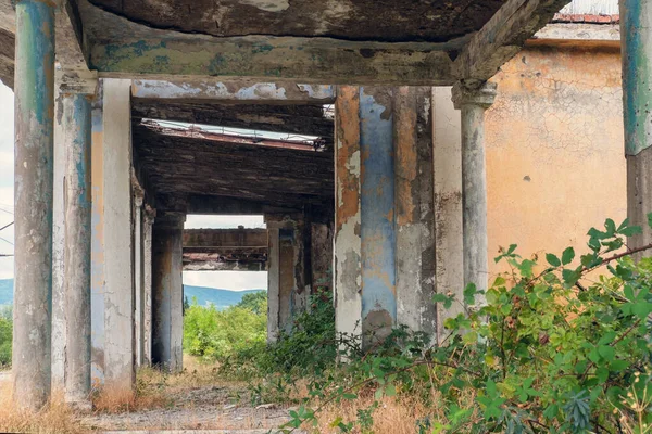 Sütunları Olan Terk Edilmiş Eski Tren Istasyonu Binası — Stok fotoğraf