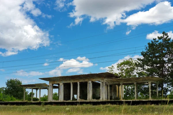 Velho Edifício Estação Ferroviária Abandonada Ruínas Com Fundo Azul Céu — Fotografia de Stock