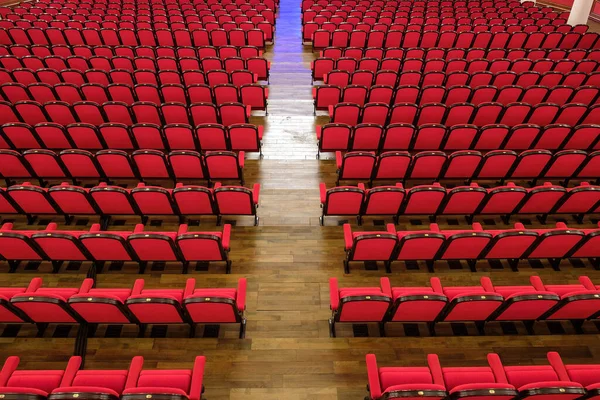 木製の床とコンサートホールで空の赤い椅子 — ストック写真