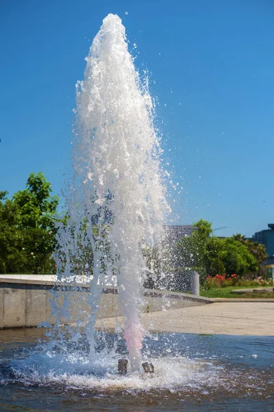 Salpicadura Chorro Agua Una Fuente Plaza Ciudad Caluroso Día Verano — Foto de Stock