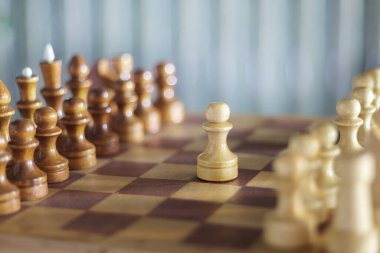 Satranç tahtasındaki tahta satranç taşları, seçici odaklanma