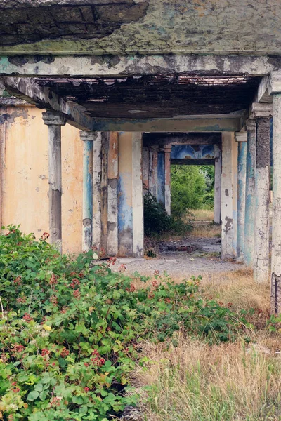 Sütunları Olan Terk Edilmiş Eski Tren Istasyonu Binası — Stok fotoğraf