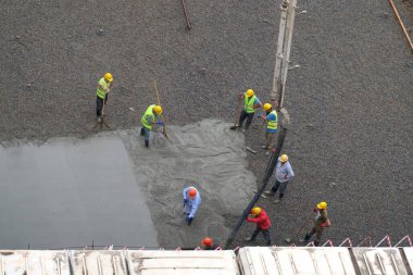 Batumi, Gürcistan, 21 Haziran 2020: İnşaat alanına beton döken işçiler