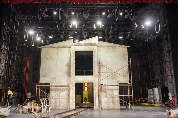 Theater Decoratie Van Een Huis Gevel Met Benodigdheden Rekwisieten Apparatuur — Stockfoto