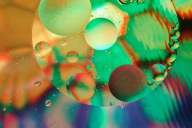 Farklı renklerin eğimine sahip renkli soyut arkaplan, su kabarcıkları içinde yağ damlaları