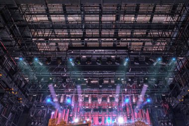 Sahne ışıkları, tiyatro sahnesinde ışıklandırma ekipmanları. Spot ışıklarının ışığı