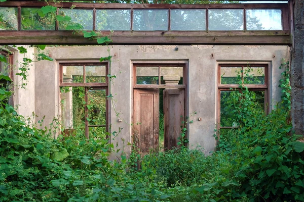 Parede Sala Uma Casa Abandonada Destruída Com Janelas Vazias Porta — Fotografia de Stock