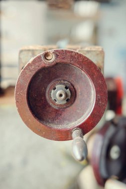 Eski paslı bir makine metal mekanizmasının yuvarlak sapı, seçici odaklanma