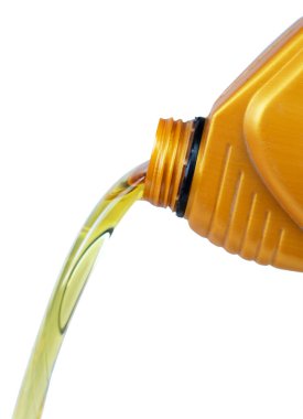 Motor yağı, beyaz arka planda izole edilmiş plastik bir konteynırdan dökülüyor.