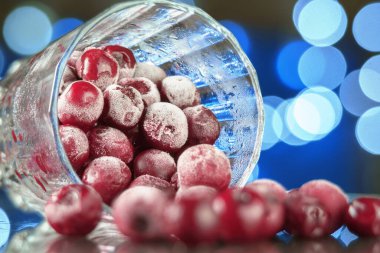 Camda donmuş kiraz, arka planda bulanık bir şekilde yüzeye yansıyor. Seçici odaklanmayı kapat 